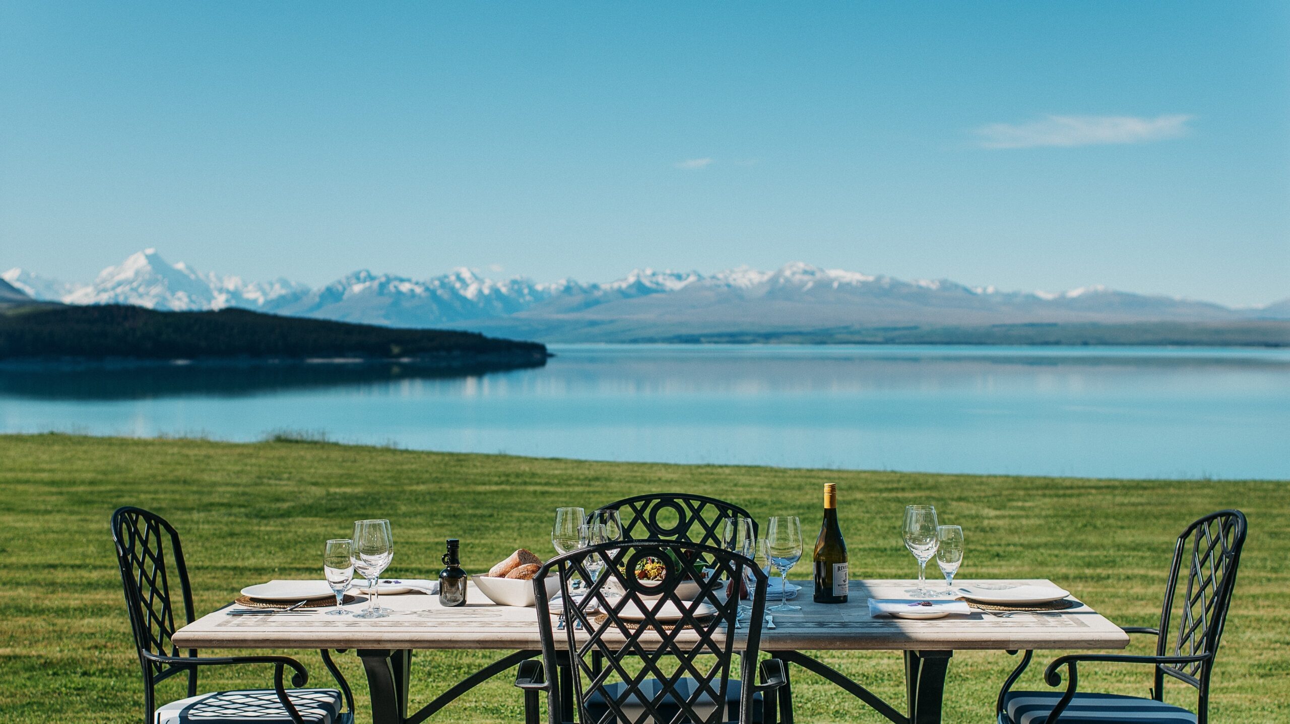 New Zealand lake and surrounding mountains